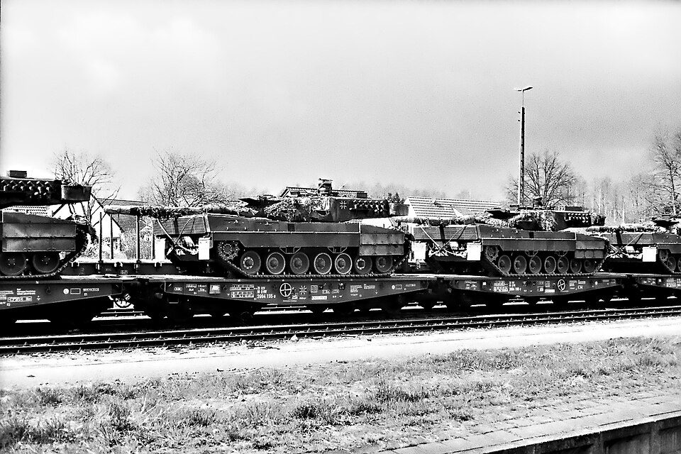 Kampfpanzer auf einem Güterzug
